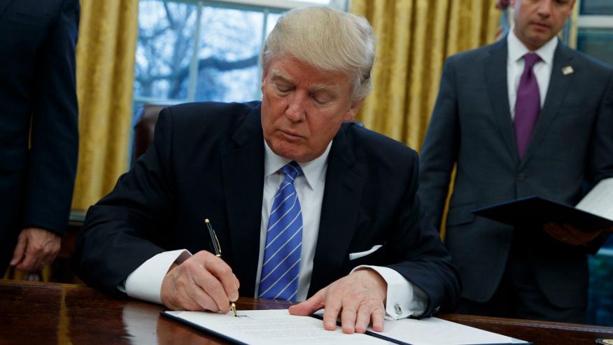 ترامپ احکام اجرایی درباره محدود کردن ورود مهاجران از 7 کشور را از جمله ایران به آمریکا را امضا می‌کند
