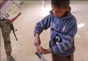 پاره کردن کتاب‌های آموزشی داعش توسط کودکان موصل + فیلم