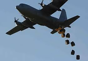 کمک رسانی هوایی به نیروهای ارتش سوریه در فرودگاه نظامی دیر الزور