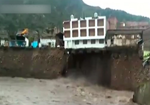 سقوط هتل به داخل رودخانه در اثر سیل + فیلم