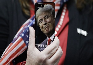 چرا ترامپ از تلفن همراه عجیب رئیس‌جمهور آمریکا استفاده نمی‌کند؟