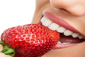 هشت راه ساده برای داشتن دندان هایی سفید و لبخندی زیبا‎