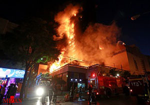 ساختمان 7 طبقه بر اثر آتش‌سوزی فرو ریخت + فیلم