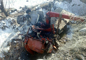 یک کشته بر اثر سقوط کامیون جرثقیل‌دار در دره + فیلم