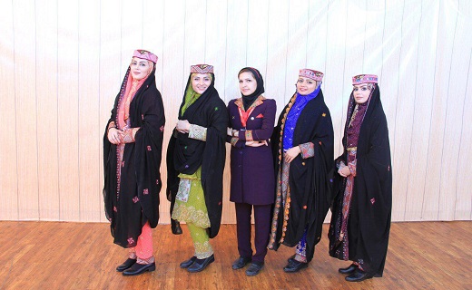 شناخت و آگاهی بیشتر مناطق گردشگری سیستان وبلوچستان با پوشش لباس های محلی مهمانداران