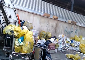 دپوی زباله ها در فرودگاه بین المللی اهواز + فیلم