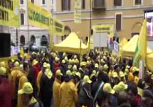 تجمع اعتراض آمیز دامداران زلزله زده ایتالیایی در رم + فیلم