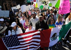 اخراج ده‌ها کارگر در آمریکا بخاطر حضور در تظاهرات "روز بدون مهاجران"