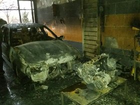 آتش گرفتن خودرویی در داخل تعمیرگاهی در تبریز
