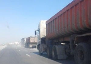 صف طولانی کامیون‌ها در گمرک شهید رجایی بندرعباس + فیلم