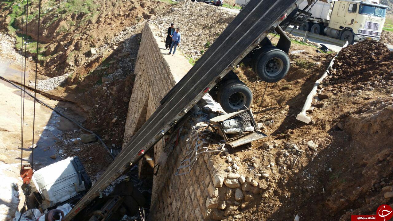 سقوط تریلی از روی پل در جاده پلدختر - خرم‌آباد + تصاویر