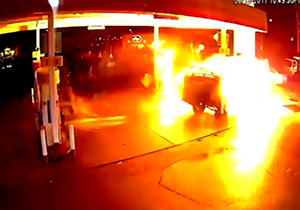 انفجار پمپ بنزین پس از برخورد خودروی شاسی بلند + فیلم