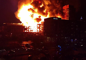 سقوط جرثقیل در اثر آتش‌سوزی مهیب در کارولینا + فیلم