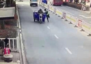فرار راکب موتور سه‌چرخ از دست پلیس! + فیلم