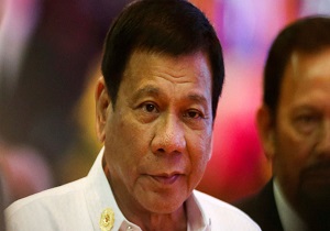 سناتور فیلیپینی: دوترته یک قاتل زنجیره‌‎ای دیوانه است!