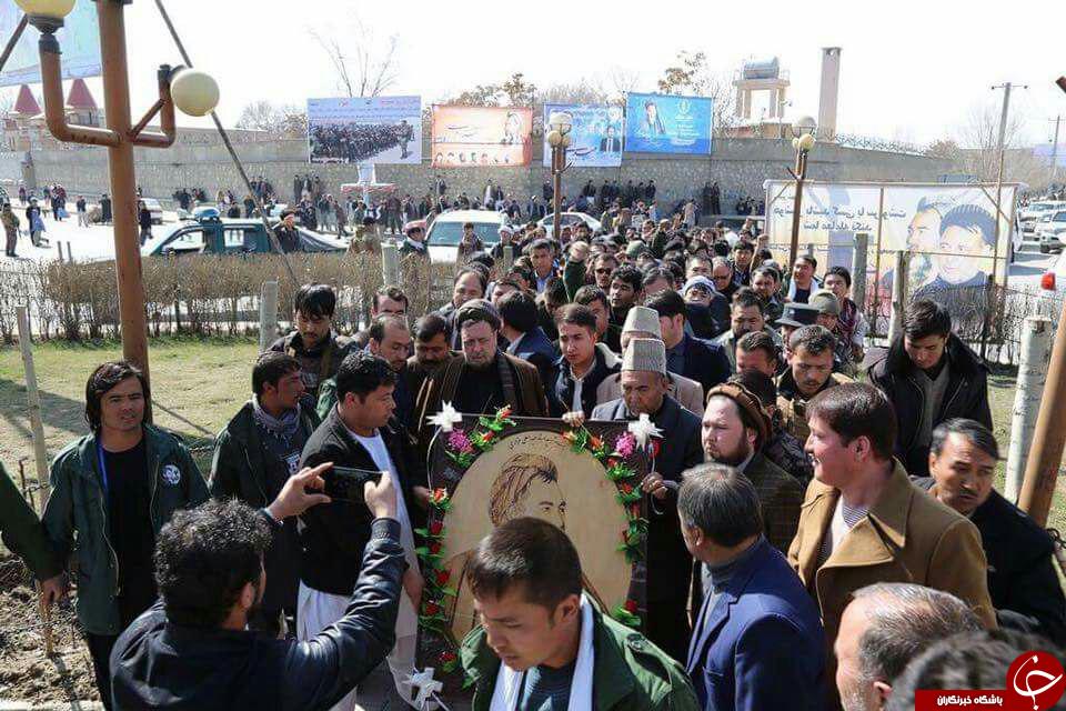 نصب حلقه گل به یاد شهید مزاری توسط رهبر حزب وحدت اسلامی افغانستان