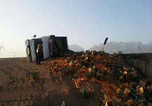 واژگونی کامیون حامل بار میوه در کمربندی یزد - مهریز + تصاویر
