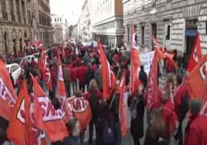 تظاهرات کارکنان شرکت تلکام ایتالیا در اعتراض به شرایط بد اقتصادی + فیلم