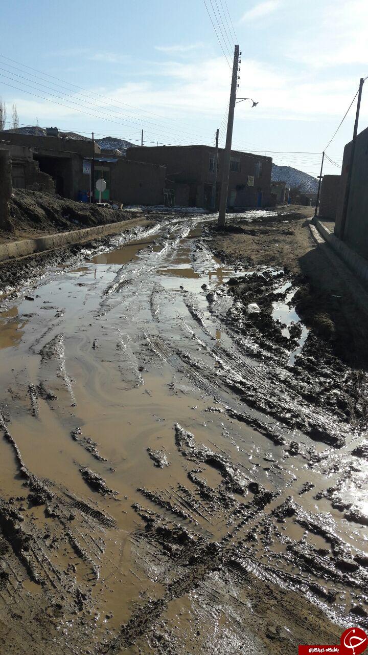 جاده ای گل آلود روستای منیدر  با ناهمواری های فراوان + تصاویر