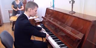 نوجوان روس بدون انگشت، نابغه پیانیست در جهان
