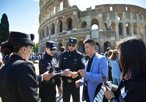 گشت‌زنی پلیس‌های چینی در خیابان‌های ایتالیا!