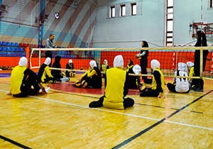 مربی هرمزگانی در اردوی تیم والیبال نشسته بانوان