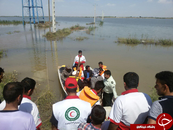 ادامه امدادرسانی ها به مناطق سیل زده/ ارائه خدمات امدادی با قایق به روستائیان