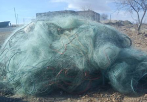 جمع آوری تور های غیرمجاز ماهی گیری از سد گلپایگان