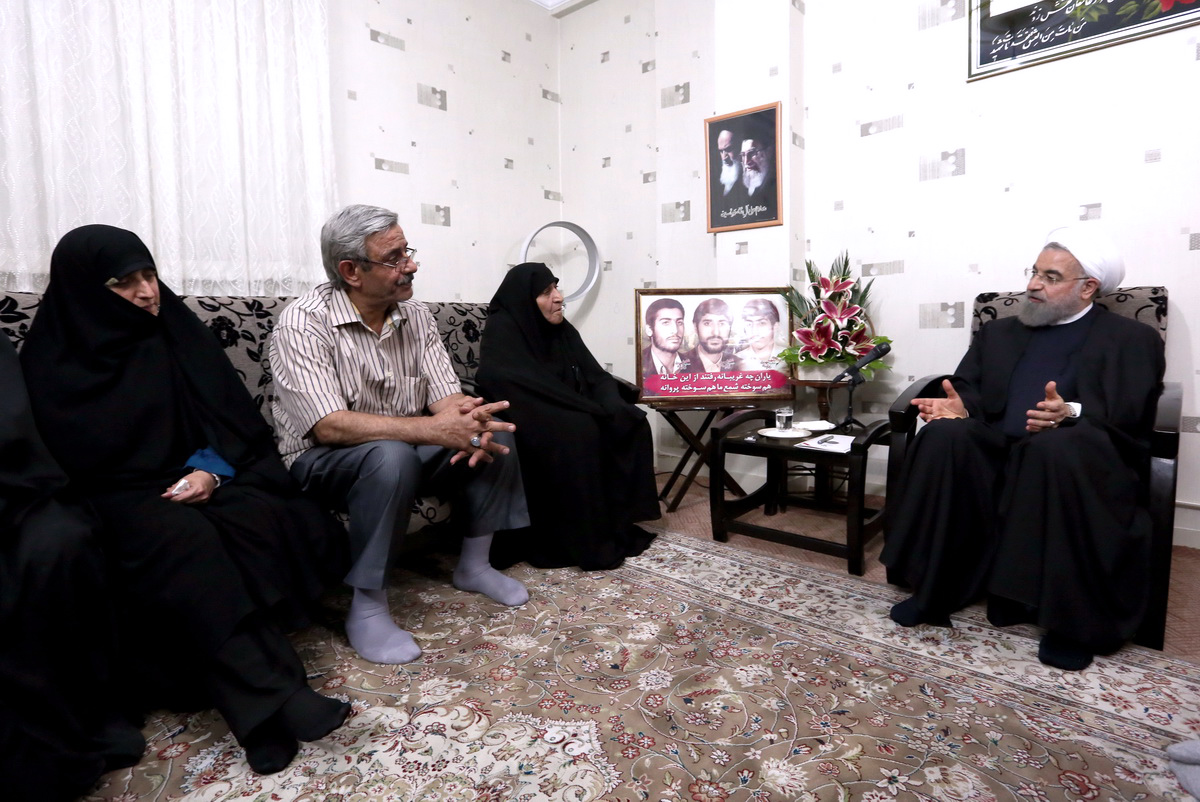 خانواده معظم شهدا امروز، با روحیه‌ای بالاتر در صحنه دفاع از انقلاب اسلامی حضور دارند