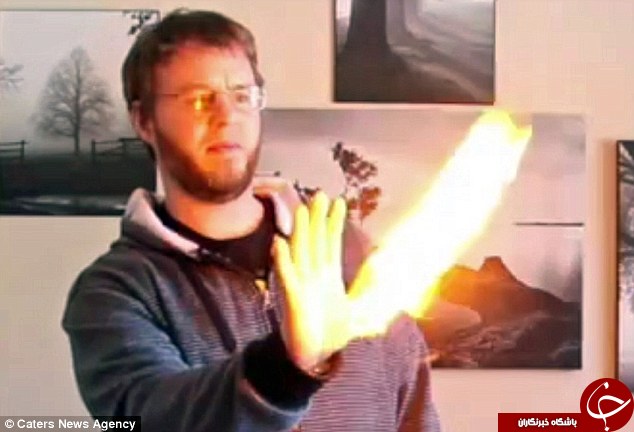 مردی که با دستانش آتش پرتاب می کند+فیلم و عکس