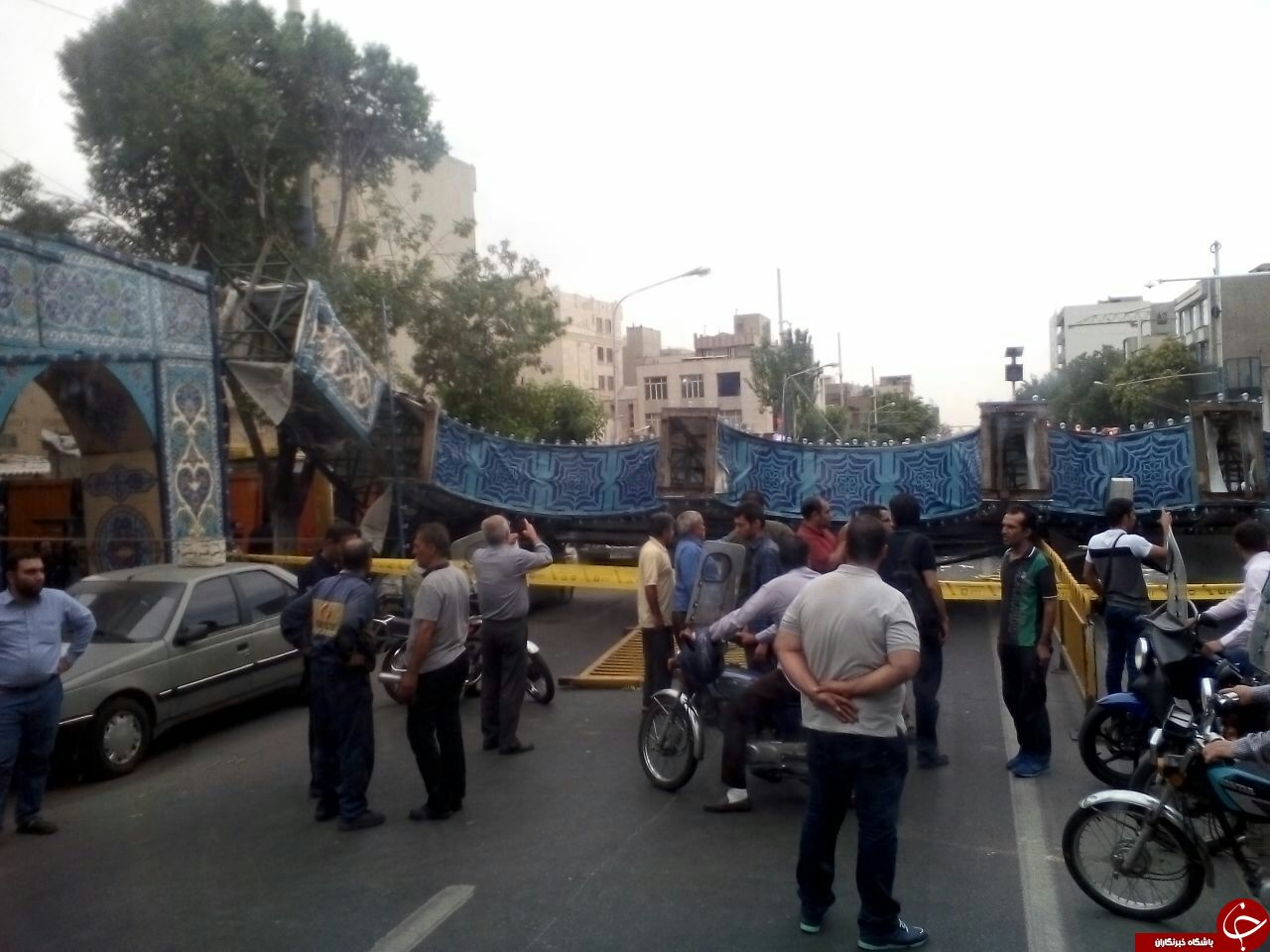 سقوط داربست‌های نیمه‌ شعبان، خیابان 17 شهریور را قفل کرد! + تصاویر