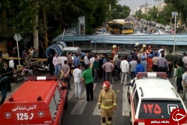 سقوط طاق نصرت در خیابان 17 شهریور / 3 سرنشین تاکسی مجروح شدند