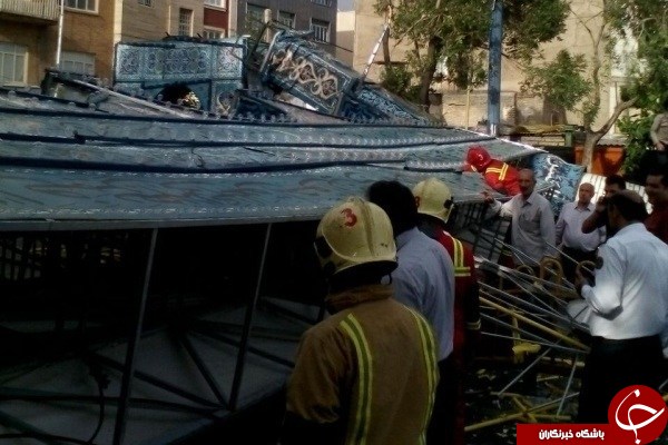 سقوط طاق نصرت در خیابان 17 شهریور / 3 سرنشین تاکسی مجروح شدند