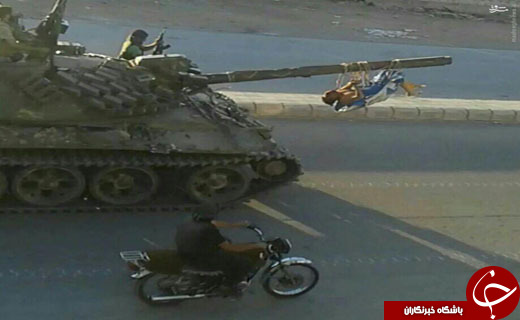 تروریستها سرباز مجروح ارتش سوریه را به تانک بستند+عکس