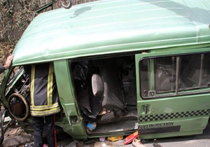 واژگونی خودروی ون در اتوبان تهران-قم/ 3 زن و یک مرد کشته شدند+تصاویر