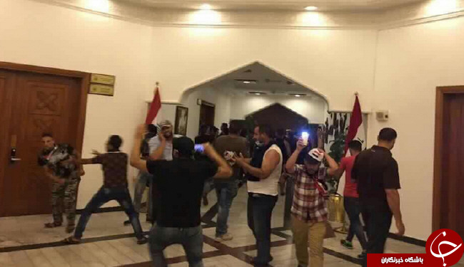 تسخیر مجدد پارلمان عراق به دست معترضان/حکومت نظامی در بغداد/دفتر کابینه دولت در اشغال مخالفان