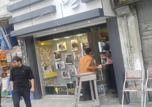 تزئین ویترین مغازه با عکس های مرحوم مهرداد اولادی + فیلم