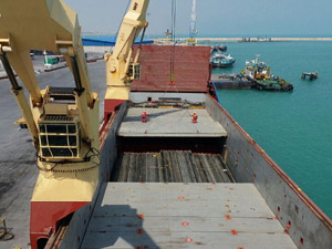 نخستین تبادل تجاری بندرلنگه با عمان در دوره پسابرجام