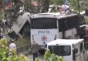 حمله خونین به اتوبوس پلیس + فیلم
