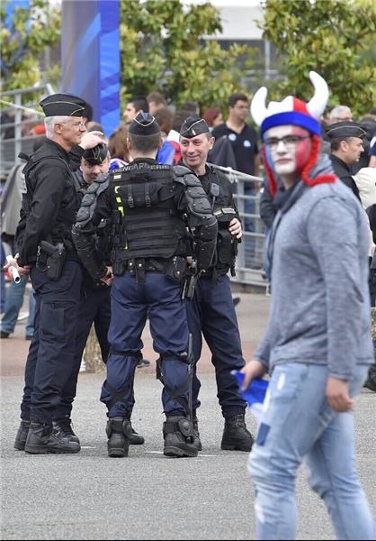 تدابیر شدید امنیتی پلیس فرانسه پیش از برگزاری یورو 2016 + تصاویر