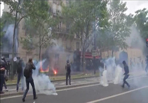 جنگ خیابانی کارگران با پلیس در پاریس + فیلم