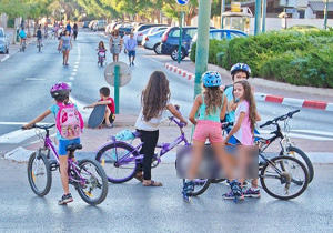 نشستن دختران روی زین دوچرخه غیر شرعی است!