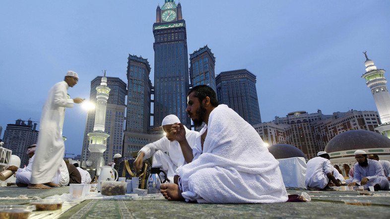 بریزوبپاش سعودی‌ها در مراسم افطار