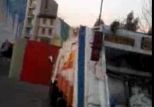 محله‌ای در محاصره خودروهای حمل زباله! + فیلم