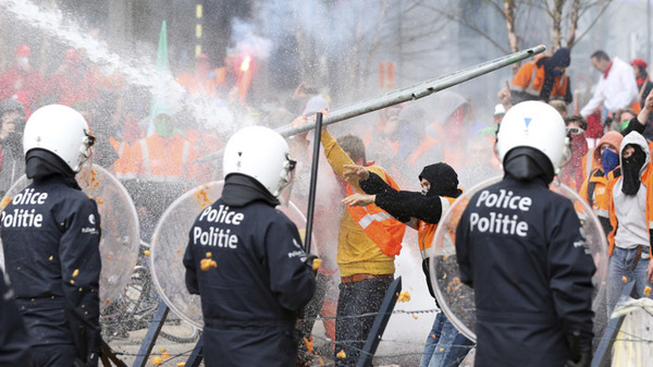 معترضان بلژیکی، رئیس پلیس بروکسل را راهی بیمارستان کردند