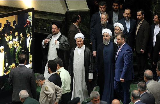 نمایندگان مجلس دهم متن سوگندنامه قانون اساسی را قرائت کردند/ روحانی: مردم ایران مجلسی را می‌خواهند که خودسری ها را مهار کند+فیلم
