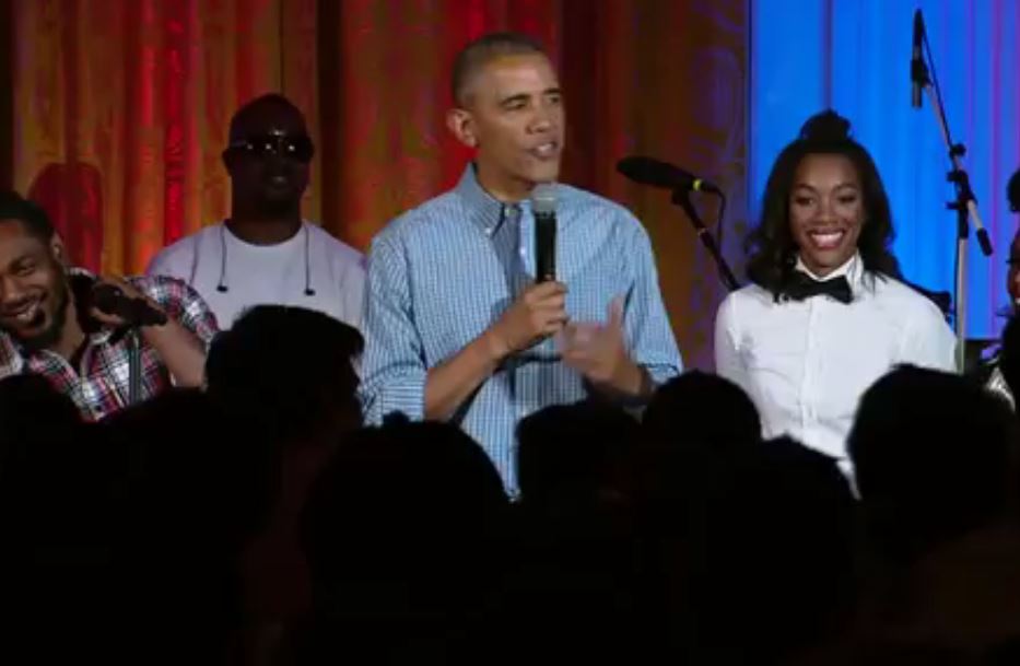 اوباما در مراسم روز استقلال آمریکا برای دخترش ترانه 