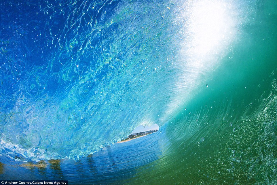تصاویر شگفت‌انگیز موج‌سواری در میان تونل رنگین‌‌کمان + 11 عکس
