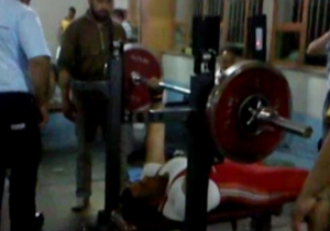 لحظه سقوط وزنه بر روی سر ورزشکار در مسابقات پرس سینه تهران + فیلم