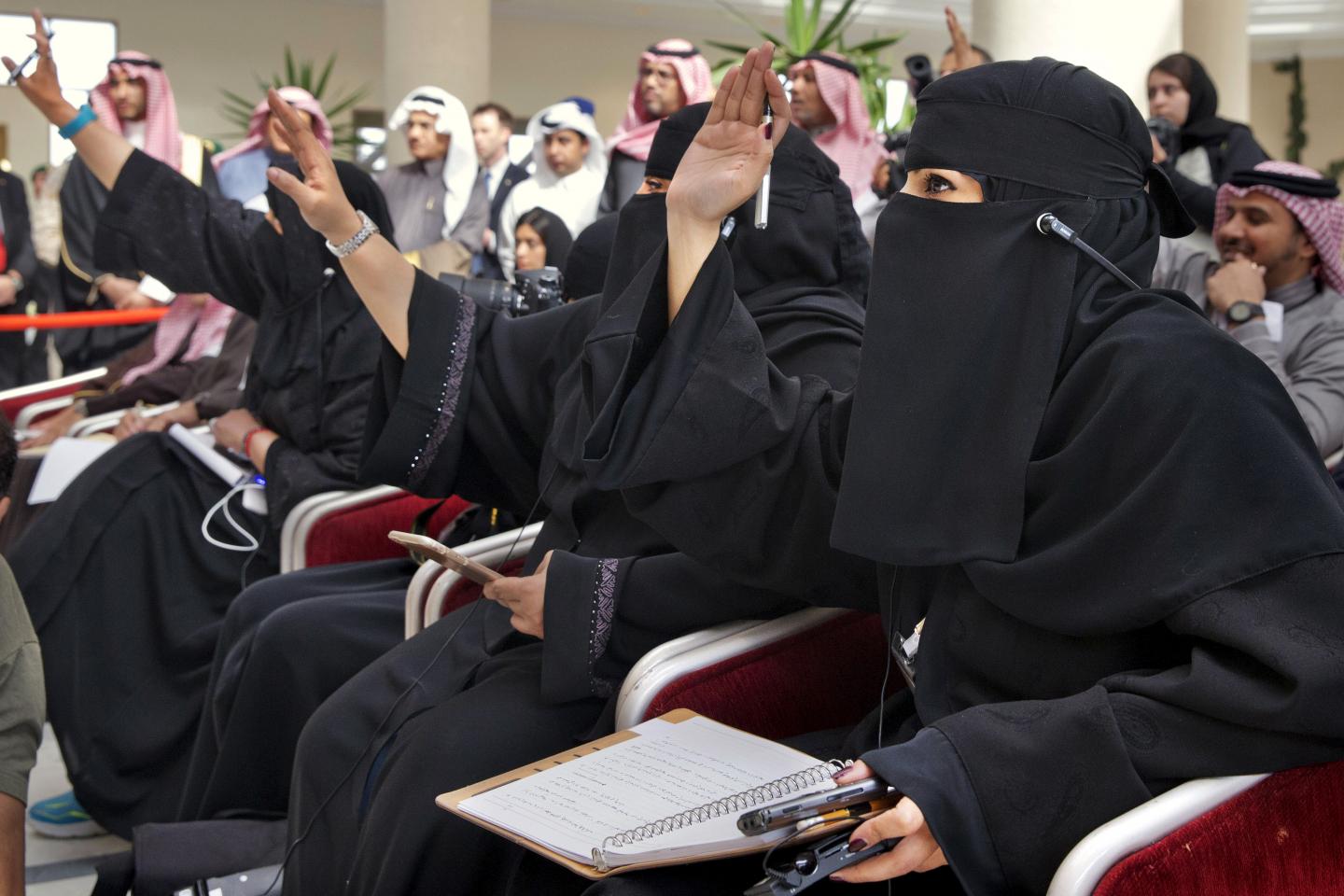 نیوزویک: زنان چگونه در نظام سرپرستی مردسالار عربستان قربانی می‌شوند؟
